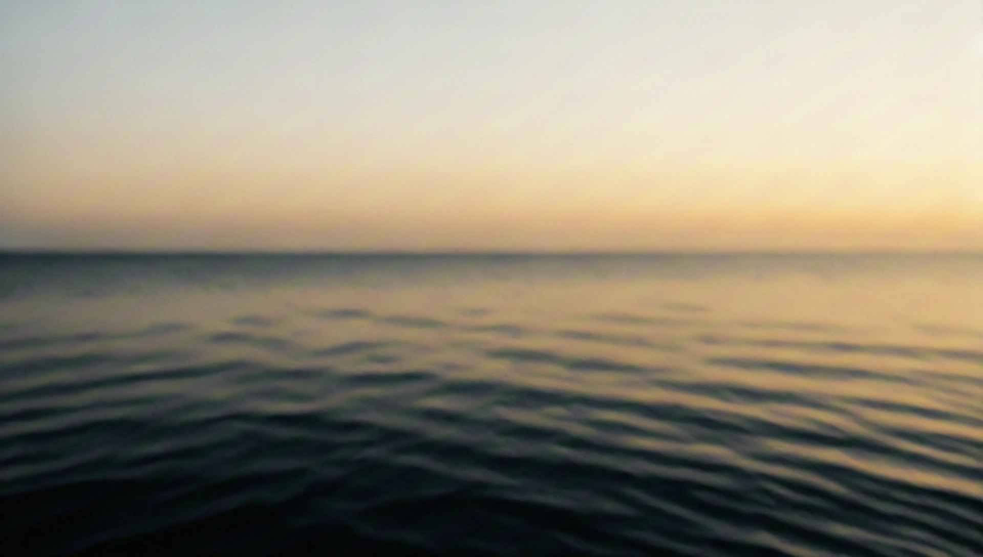 Aube calme sur l'horizon